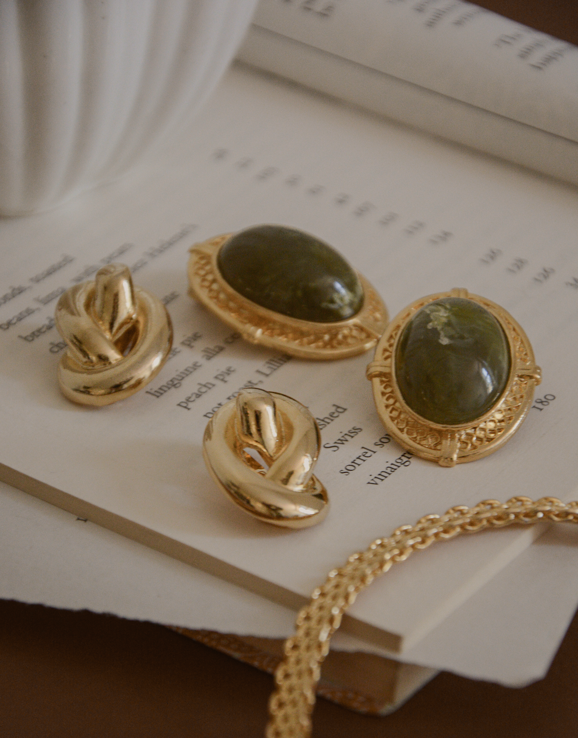 VINTAGE 1980S LARGE OLIVE LUCITE OVAL CLIP ON EARRINGS_SOHVINTAGE