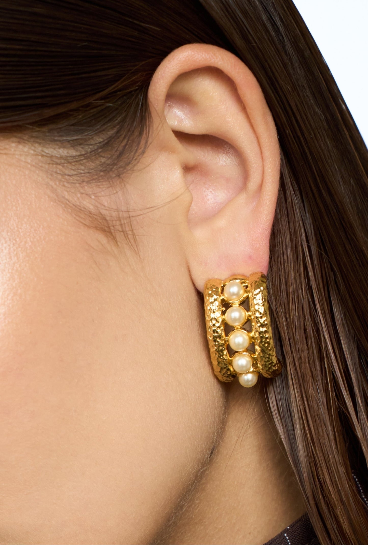VINTAGE 1980S  HAMMERED TEXTURE STATEMENT IMITATION PEARL EARRINGS