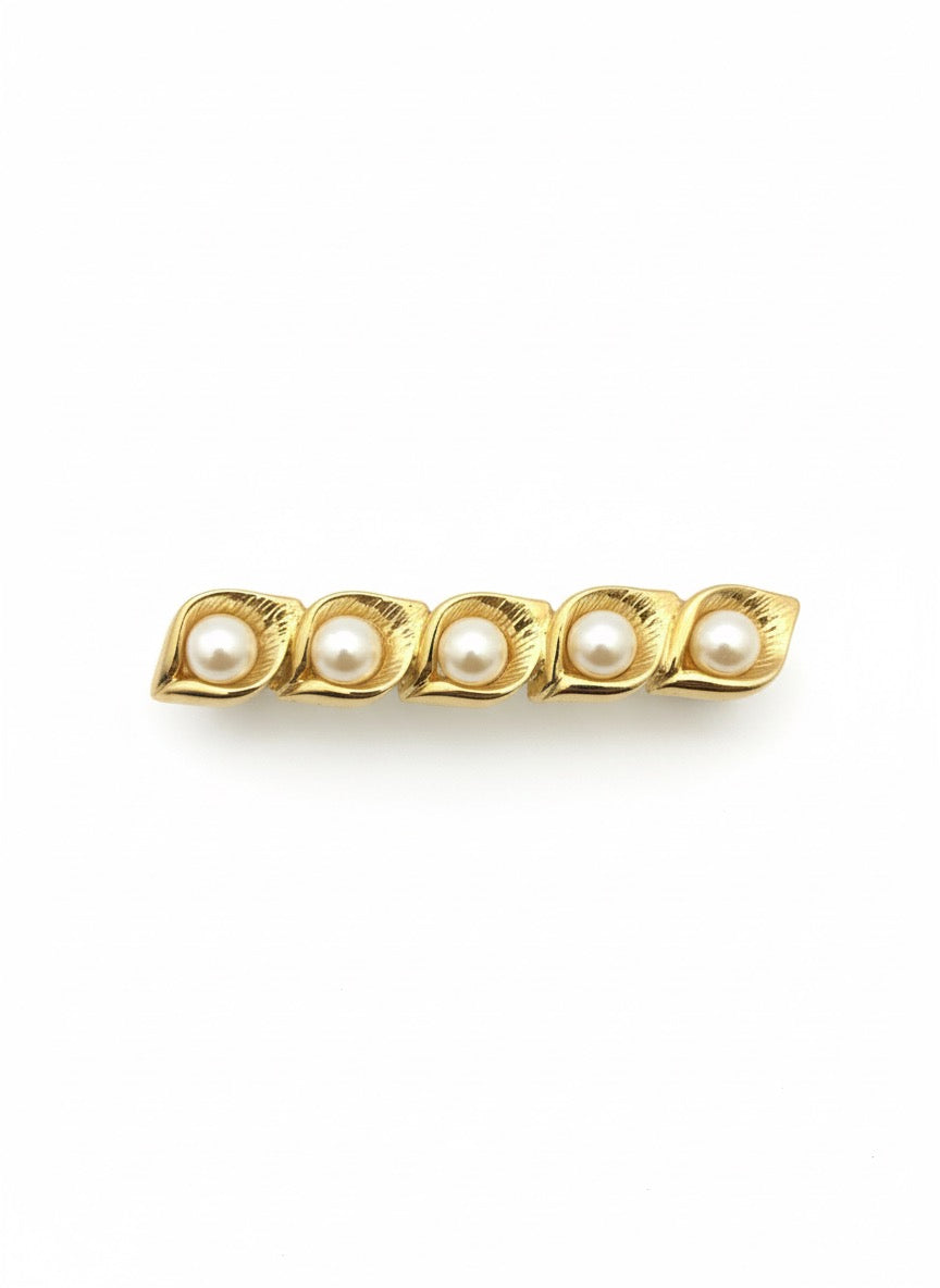 VINTAGE 1980S IMITATION PEARLS IN A POD BROOCH