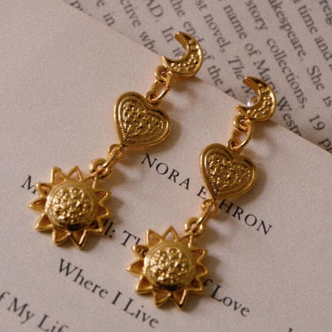 VINTAGE 1980S GOLD PLATED CELESTIAL STARS AND MOON EARRINGS