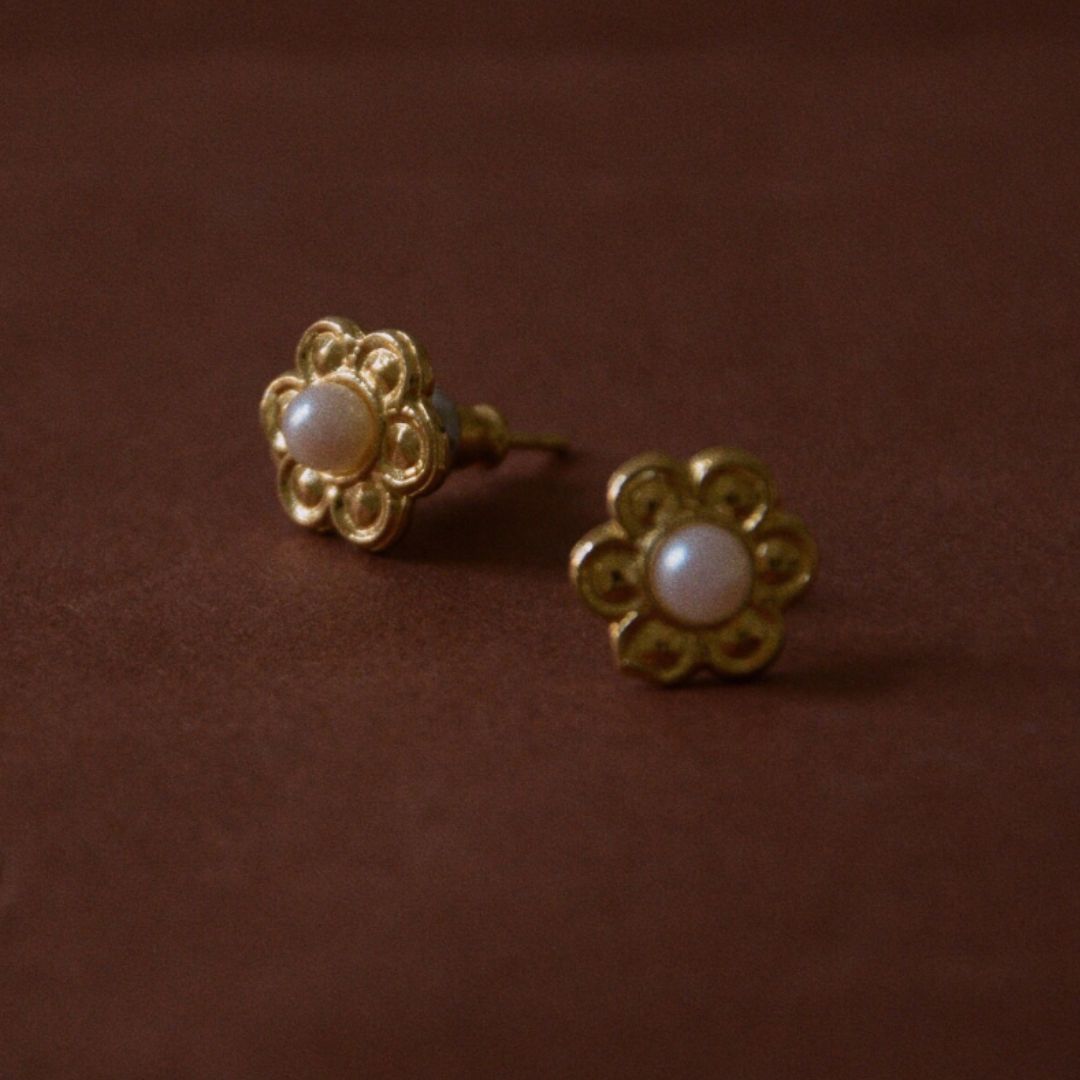 VINTAGE 1980S DAISY GOLD AND FAUX PEARL FLOWER STUD EARRINGS +