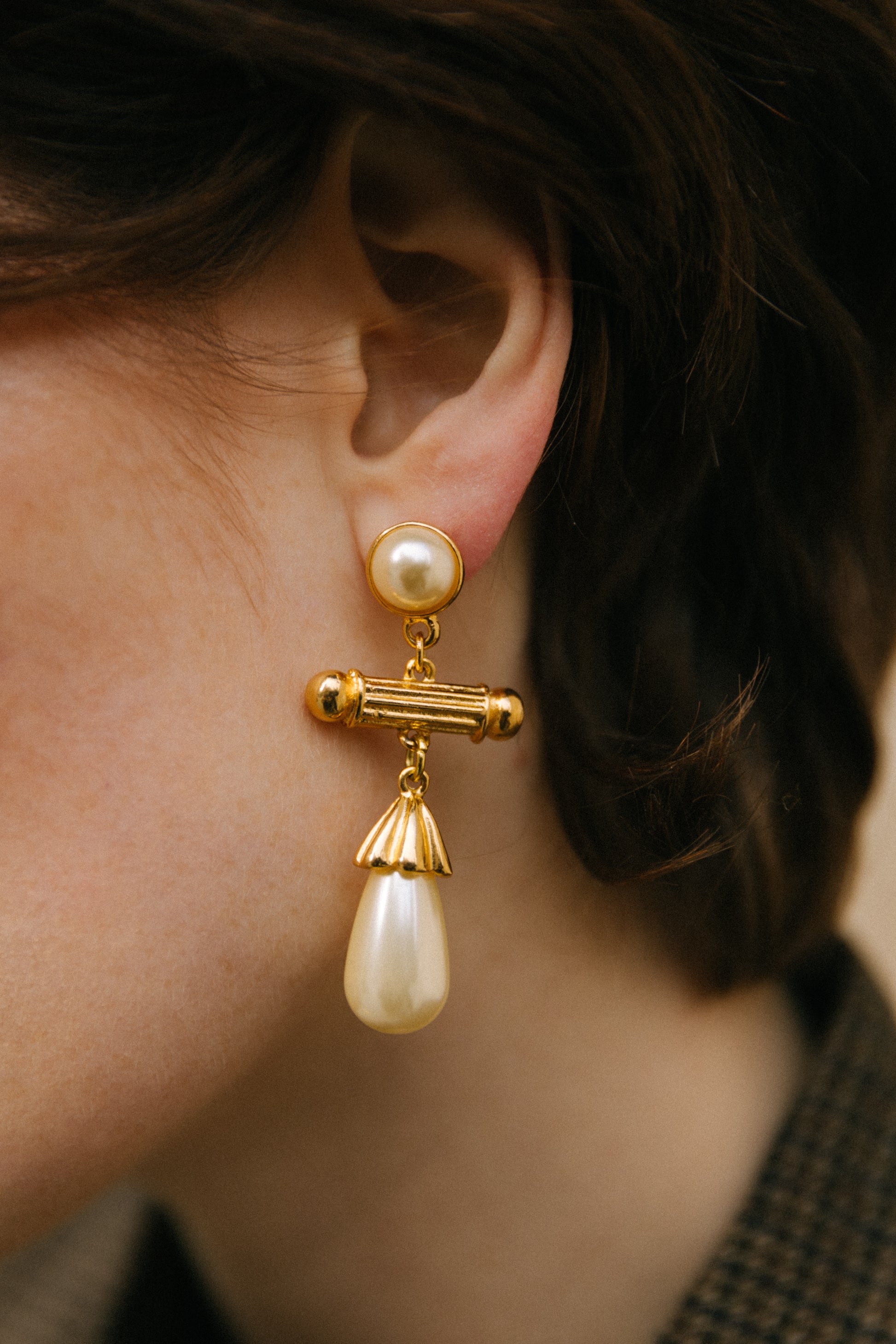 VINTAGE 1980S STATEMENT IMITATION PEARL DROP NARA EARRINGS_3
